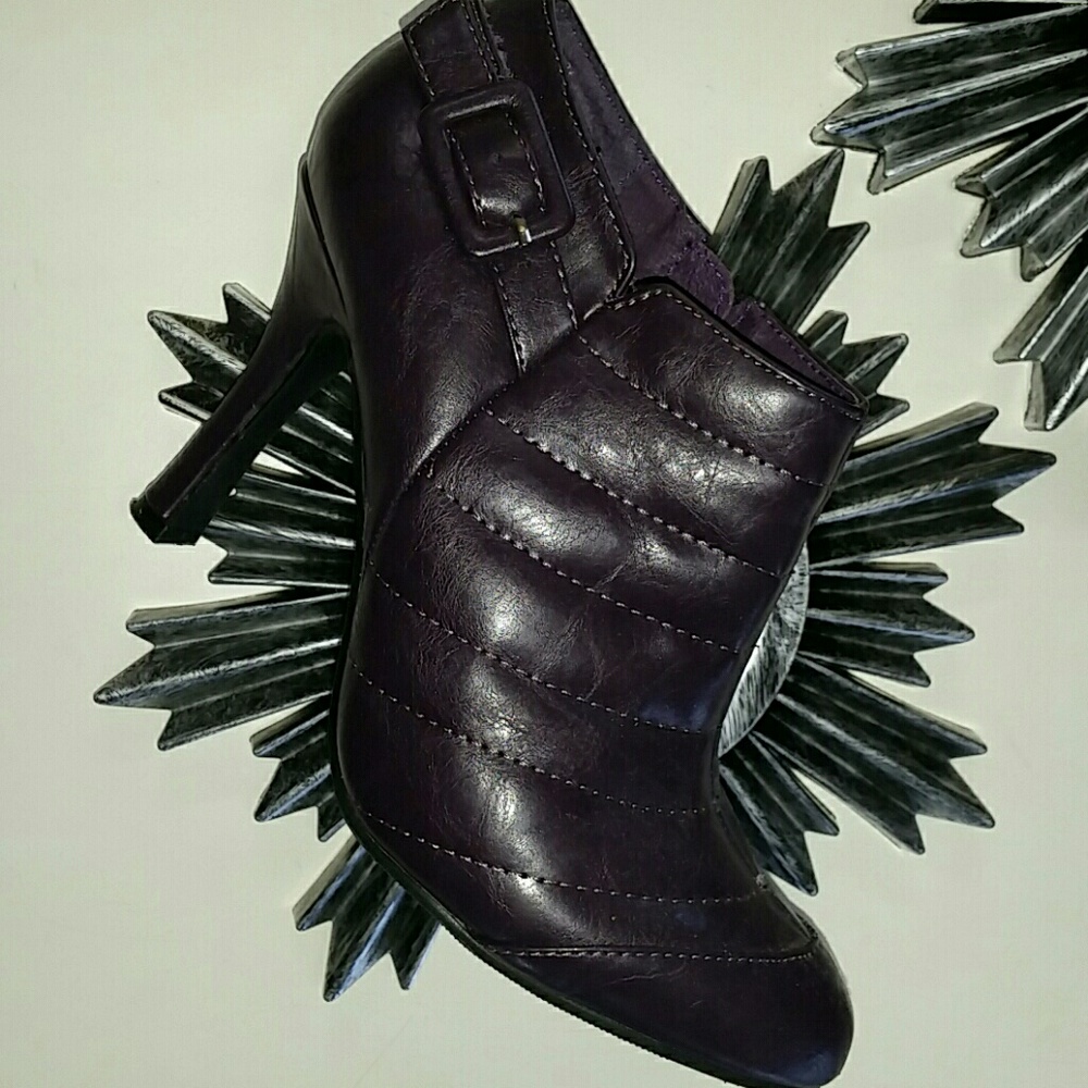 Restricted leather purple ankle booties